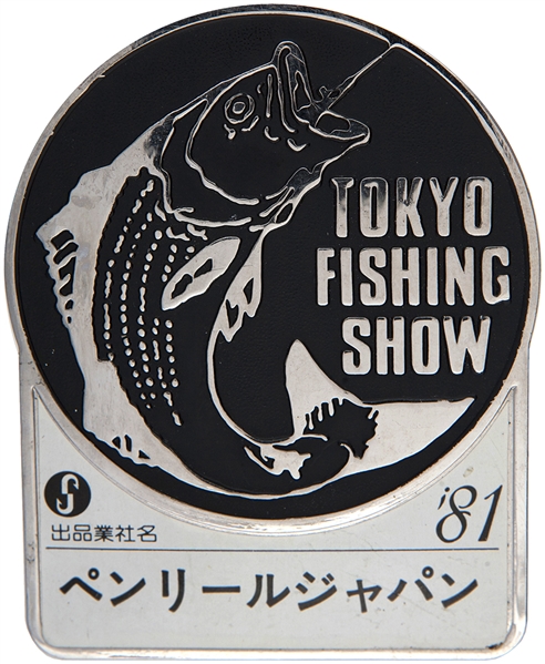 “TOKYO FISHING SHOW” LARGE CLIP ON 1981 METAL BADGE.