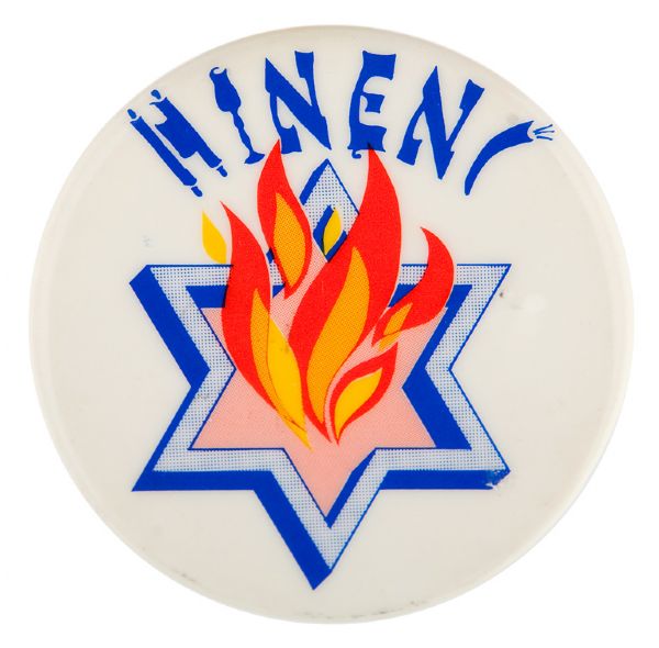 RETURN TO JUDAISM “HINENI” MOVEMENT BUTTON CIRCA 1973.