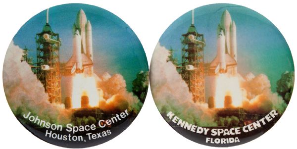 BLAST OFF PAIR OF REALISTIC COLOR PHOTO BUTTONS 1981 FROM BOTH KENNEDY & JOHNSON SPACE CENTERS.