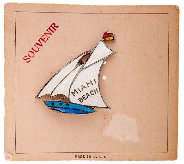 “MIAMI BEACH” ENAMEL SAILBOAT PIN ON ORIGINAL “SOUVENIR” CARD CIRCA 1939.