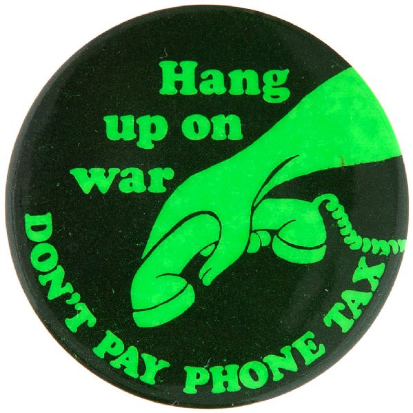 “HANG UP ON WAR / DON’T PAY PHONE TAX” ANTI VIETNAM WAR CIRCA 1971 BUTTON.