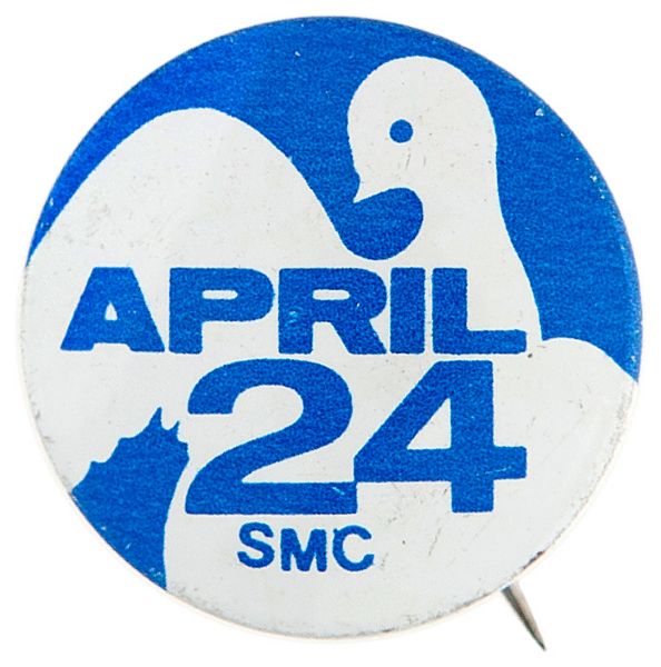 “APRIL 24 / SMC” ANTI VIETNAM WAR 1971 LITHO BUTTON.