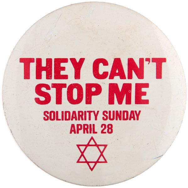 “THEY CAN’T STOP ME / SOLIDARITY SUNDAY APRIL 28” JEWISH CAUSE CIRCA 1970s LITHO BUTTON.