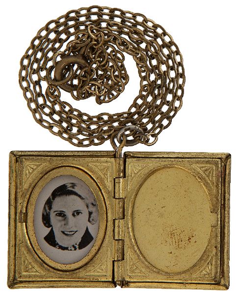 “NEW YORK WORLD’S FAIR 1939” DOUBLE PHOTO LOCKET PENDANT.